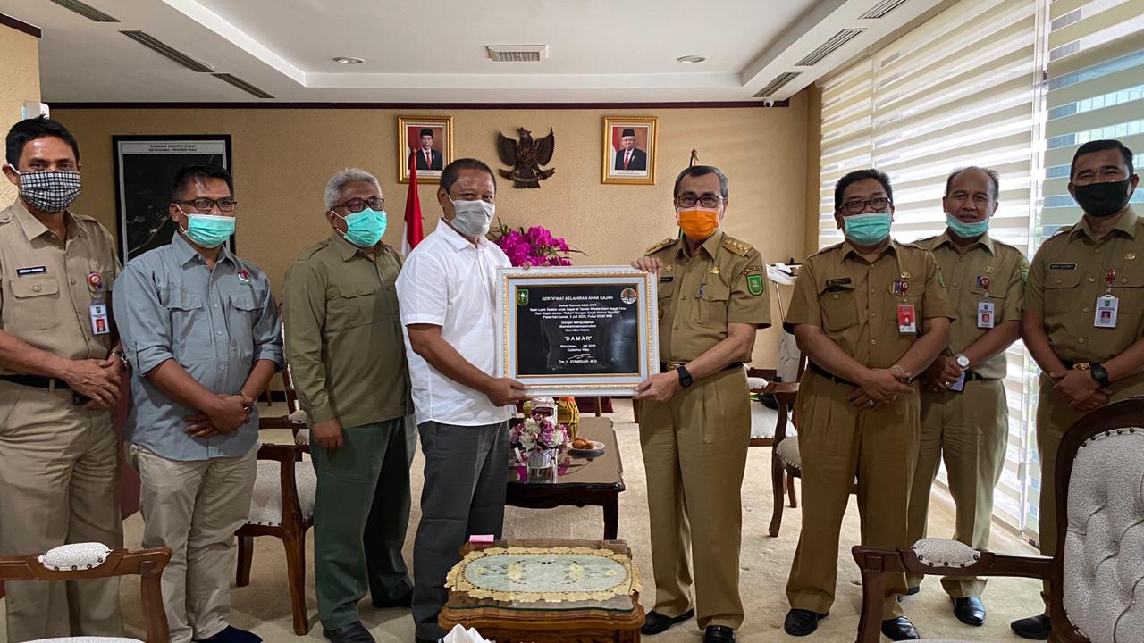 SERTIFIKAT UNTUK GAJAH "DAMAR" DARI GUBERNUR RIAU