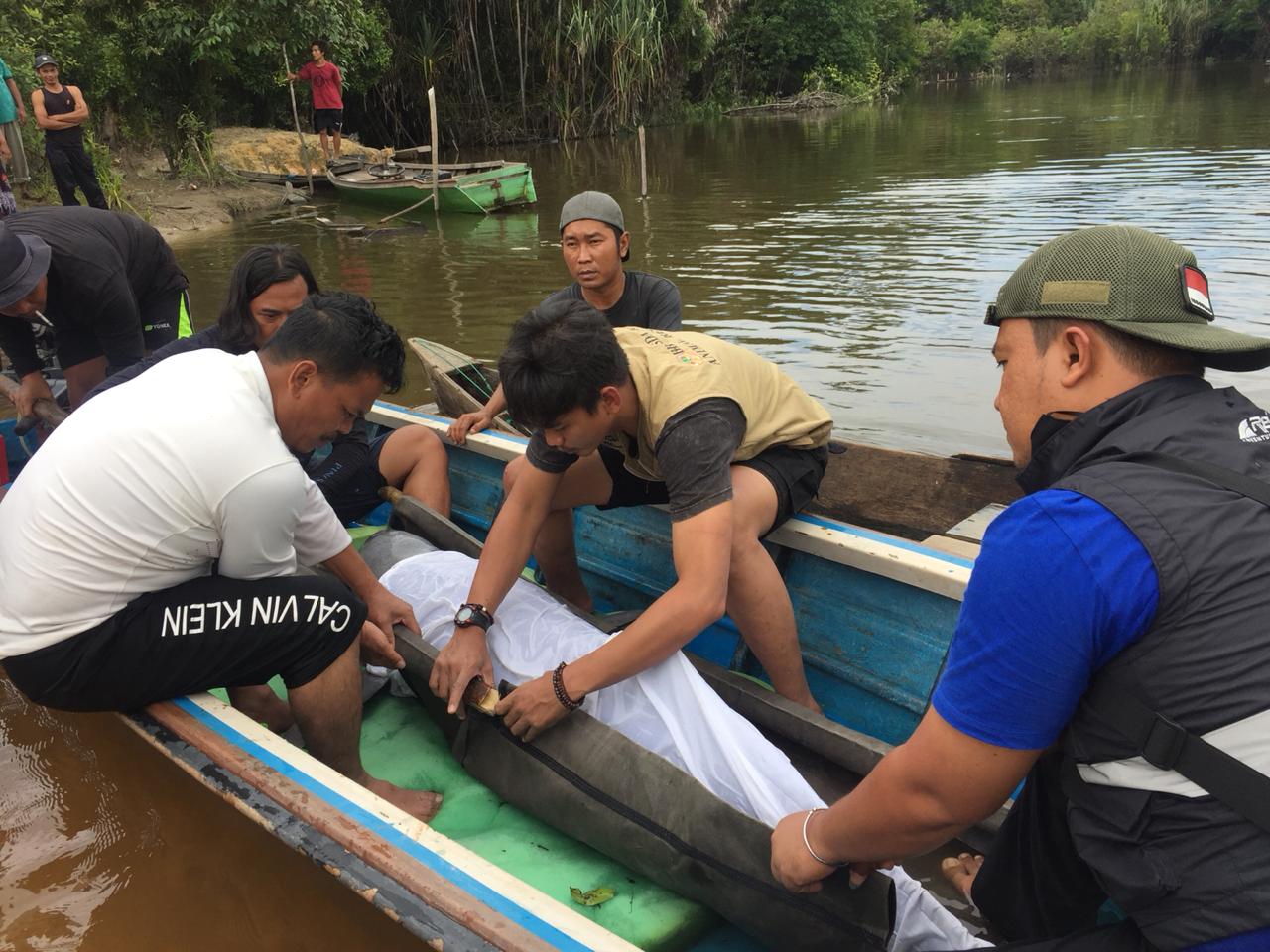 EVAKUASI PESUT ATAU LUMBA  LUMBA AIR TAWAR DI DESA SEGATI, KECAMATAN LANGGAM, KABUPATEN PELALAWAN