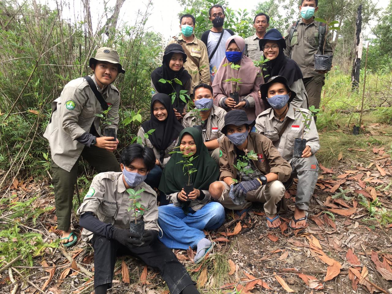 PETUGAS RESORT DURI MELAKUKAN PENDAMPINGAN MAHASISWA UNIVERSITAS RIAU DALAM PRAKTIKUM INVENTARISASI FLORA DAN FAUNA