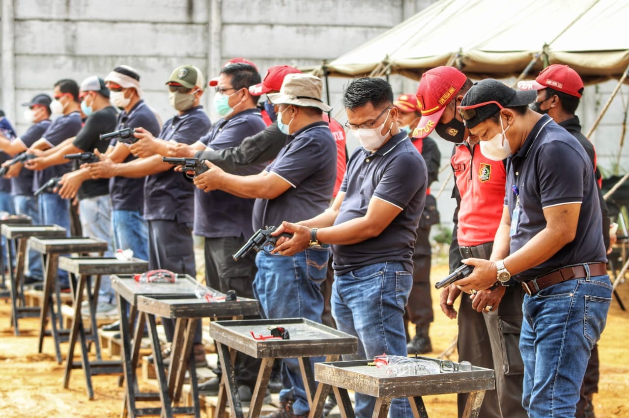 PEJABAT STRUKTURAN DAN POLHUT BALAI BESAR KSDA RIAU LATIHAN MENEMBAK