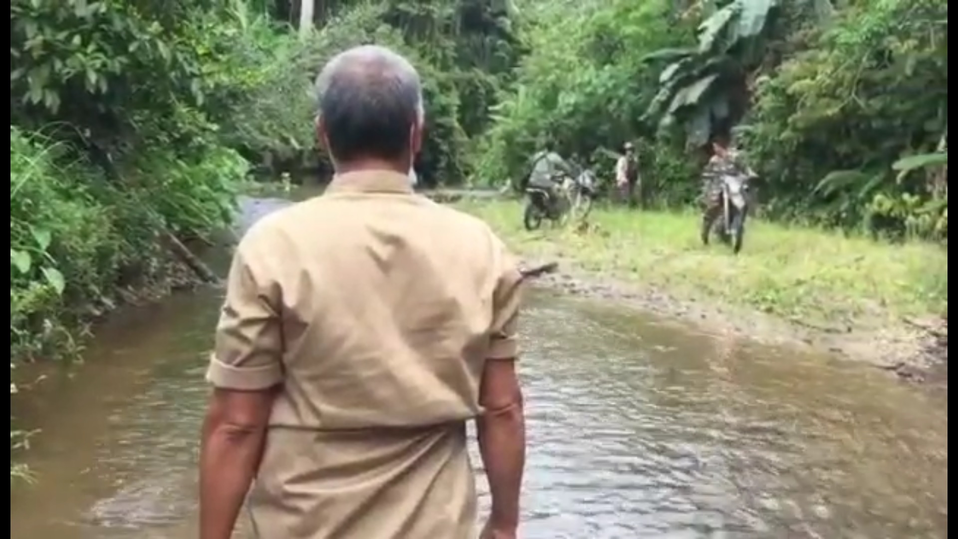 TIM GABUNGAN BALAI BESAR KSDA RIAU TANGANI KONFLIK SATWA GAJAH SUMATERA DENGAN MANUSIA DI KABUPATEN INDRAGIRI HILIR RIAU