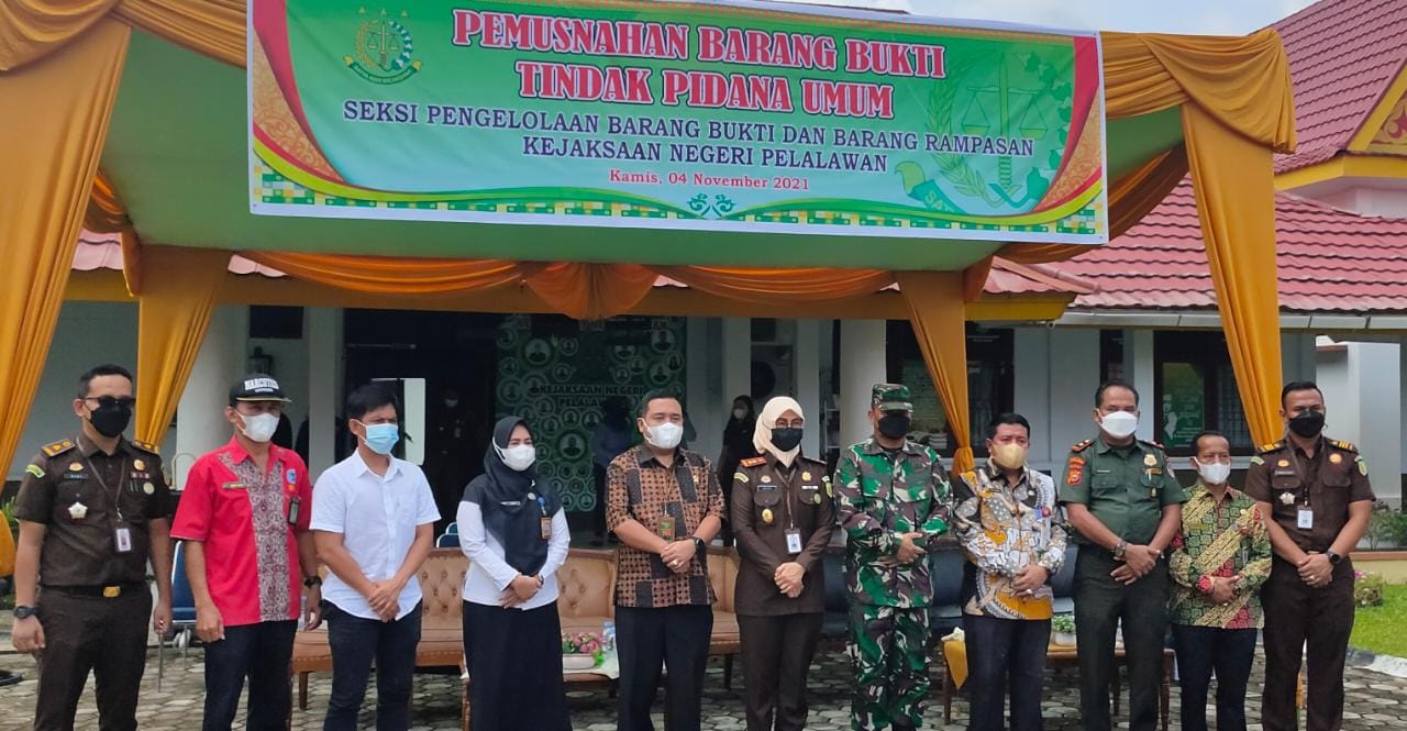 BALAI BESAR KSDA RIAU MENGIKUTI KEGIATAN PEMUSNAHAN BARANG BUKTI TINDAK PIDANA UMUM YANG DILAKUKAN OLEH KEJAKSAAN NEGERI PELALAWAN