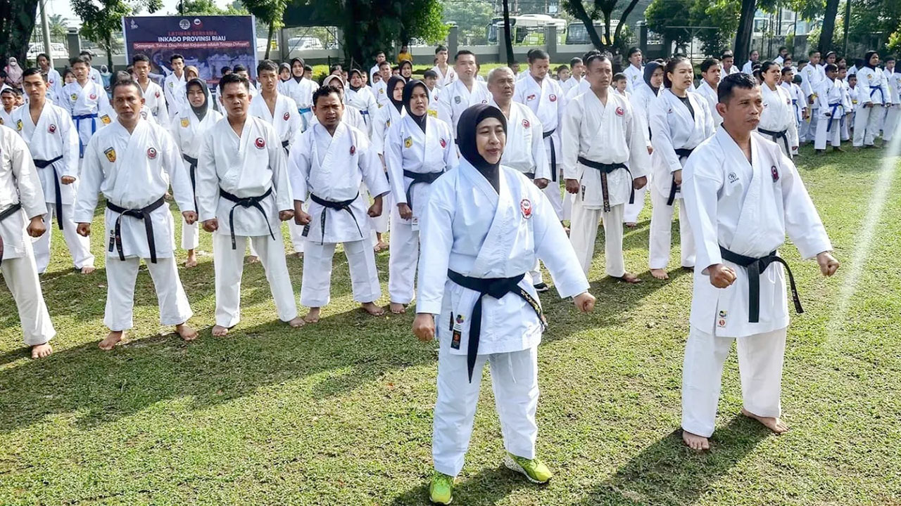 PLT KEPALA BBKSDA RIAU LATIHAN KARATE INKADO