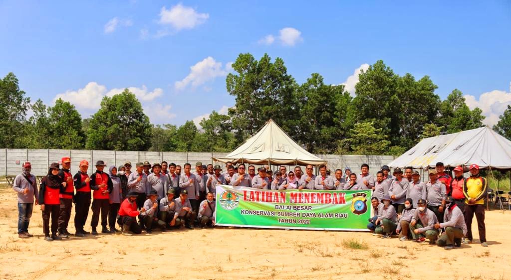 ASAH KEMAMPUAN DAN KETRAMPILAN MENEMBAK PEJABAT STRUKTURAL DAN PEJABAT FUNGSIONAL POLISI KEHUTANAN BBKSDA RIAU ADAKAN LATIHAN