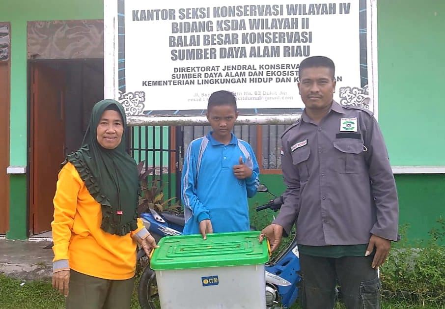 TIM BALAI BESAR KSDA RIAU LEPAS LIARKAN SEEKOR ULAR PYTHON