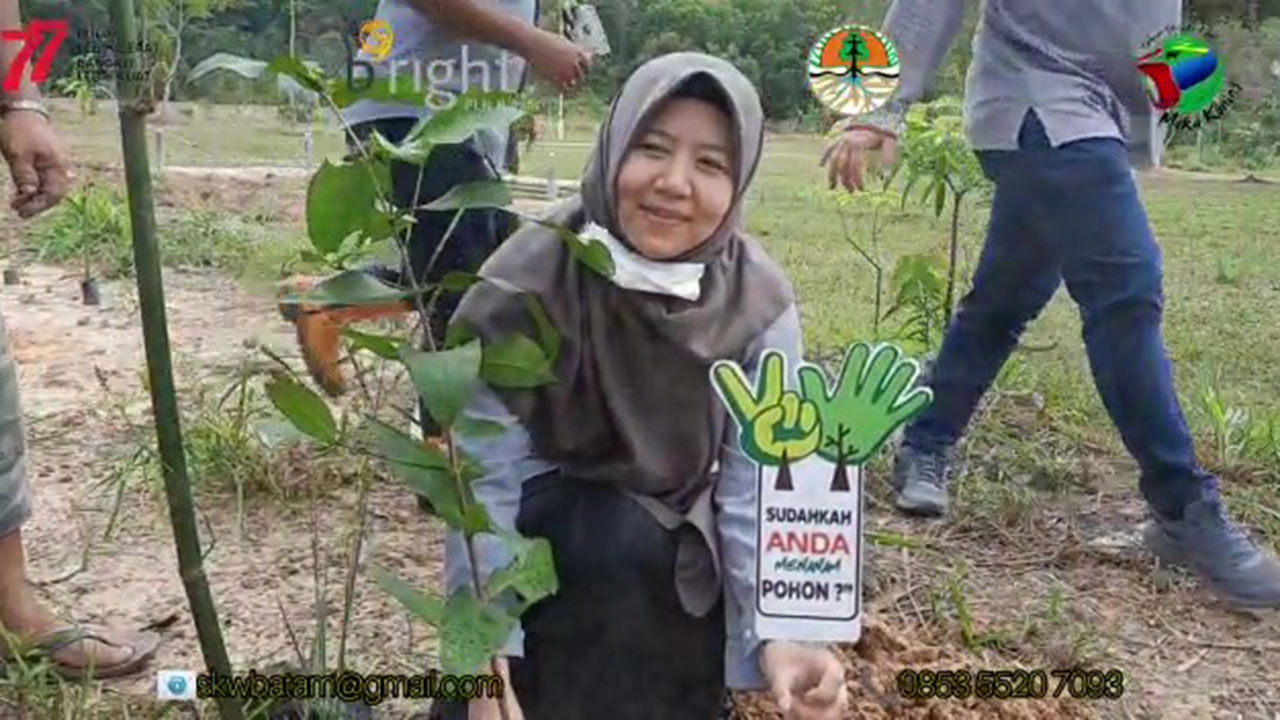BALAI BESAR KSDA RIAU SKW II BATAM DAN BRIGHT PT. PLN TANAM 500 BIBIT PADA AREA TERBUKA KAWASAN TWA MUKA KUNING BATAM