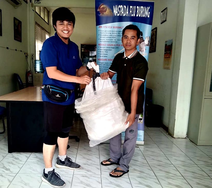 WARGA SERAHKAN SEEKOR ULAR PHYTON KE BALAI BESAR KSDA RIAU