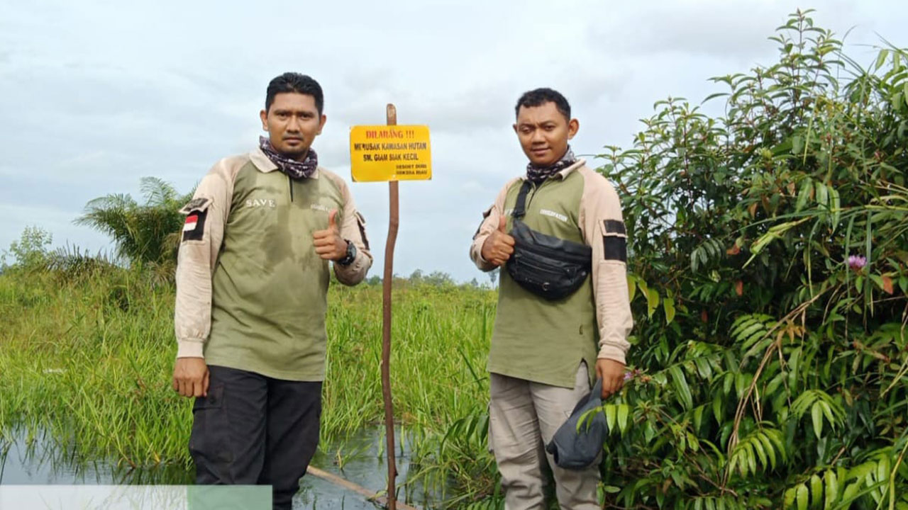 PASANG PAPAN RAMBU-RAMBU HIMBAUAN JANGAN MERUSAK KAWASAN KONSERVASI