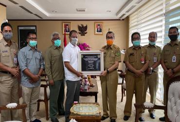 SERTIFIKAT UNTUK GAJAH "DAMAR" DARI GUBERNUR RIAU