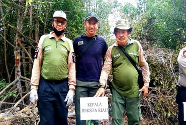 PENANAMAN MANGROVE DI KAMPUNG KAYU ARA PERMAI, KECAMATAN SUNGAI APIT, KABUPATEN SIAK