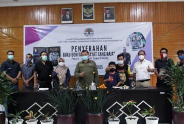 PENYERAHAN BUKU BONITA HIKAYAT SANG RAJA