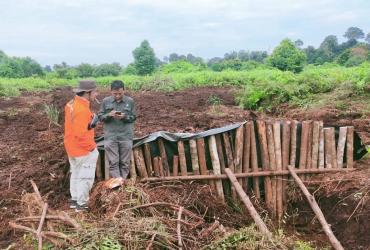 BALAI BESAR KSDA RIAU DAMPINGI BADAN RESTORASI GAMBUT BANGUN SEKAT KANAL DI SM KERUMUTAN