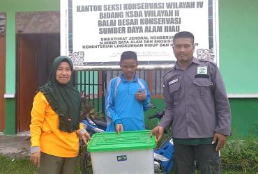 TIM BALAI BESAR KSDA RIAU LEPAS LIARKAN SEEKOR ULAR PYTHON