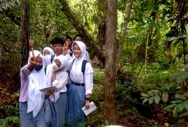 RESORT DUMAI DAMPINGI PELAJAR SMA MUHAMMADIYAH BELAJAR DIALAM TWA SUNGAI DUMAI