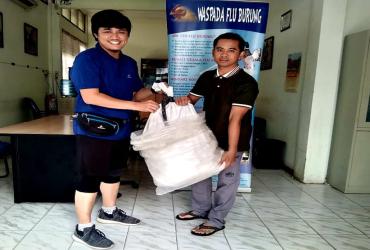 WARGA SERAHKAN SEEKOR ULAR PHYTON KE BALAI BESAR KSDA RIAU