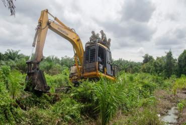 OPERASI GABUNGAN BERHASIL AMANKAN 1 UNIT EKSKAVATOR YANG MERAMBAH KAWASAN SM GIAM SIAK KECIL