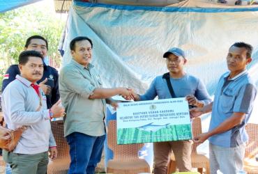SEKSI KONSERVASI WILAYAH I MENYERAHKAN BANTUAN EKONOMI MASYARAKAT DI KEC. RENGAT, KAB. INHU