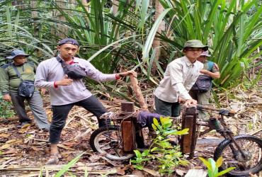 TIM PATROLI SAPU JERAT MELIHAT LANGSUNG OKNUM MASYARAKAT YANG MENARIK KAYU ILLEGAL LOGGING MELEWATI SUNGAI KERUMUTAN