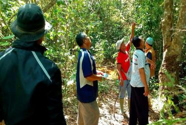 TIM BALAI BESAR KSDA RIAU PANTAU DAN MONITOR KEBERADAAN BERUANG MADU DI DUSUN LUBUK SALAK