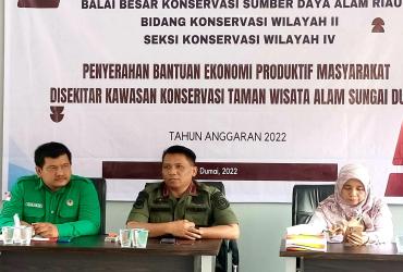 PENYERAHAN BANTUAN EKONOMI PRODUKTIF DI SEKITAR TWA SUNGAI DUMAI DAN SM GIAM SIAK KECIL